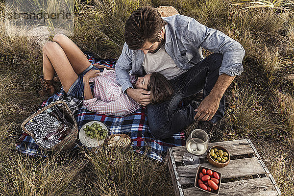 Liebespaar beim Picknick auf dem Land