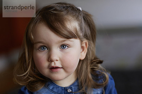 Bildnis eines Kleinkindes mit blauen Augen