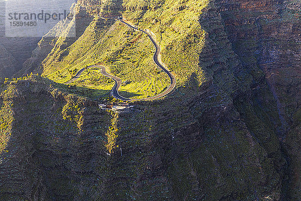 Spanien  Santa Cruz de Tenerife  Valle Gran Rey  Luftaufnahme der kurvenreichen Straße am Mirador Cesar Manrique