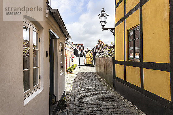 Dänemark  Ribe  Kopfsteinpflastergasse zwischen Stadthäusern