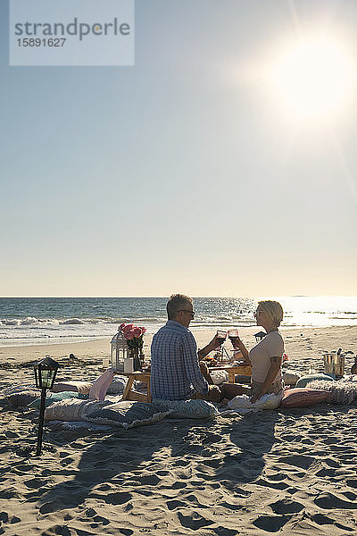 Älteres Ehepaar im Urlaub  das an einem sonnigen Tag ein Picknick am Strand genießt. Riviera Nayarit  Mexiko