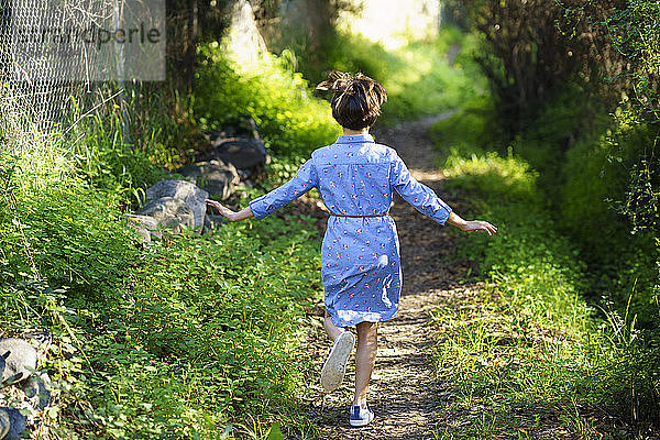 Mädchen rennt auf einem ländlichen Pfad