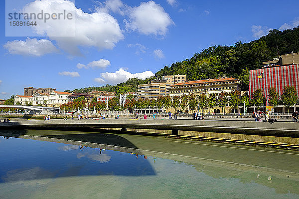 Spanien  Biskaya  Bilbao  Stadtpromenade entlang des Flusses Nervion