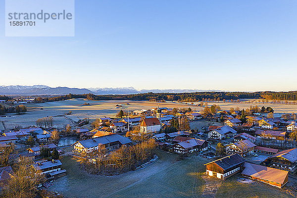 Deutschland  Bayern  Lochen  Drohnenansicht des klaren Himmels über ländlichem Dorf in der Morgendämmerung