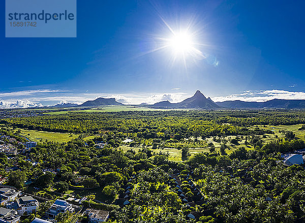 Mauritius  Black River  Flic-en-Flac  Luftaufnahme der Sonne  die im Sommer über die Bäume in der Umgebung des Küstendorfes scheint