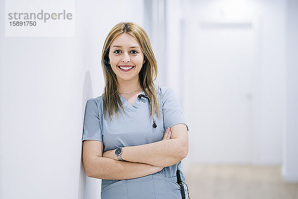 Porträt einer lächelnden Arzthelferin mit Headset in der medizinischen Praxis
