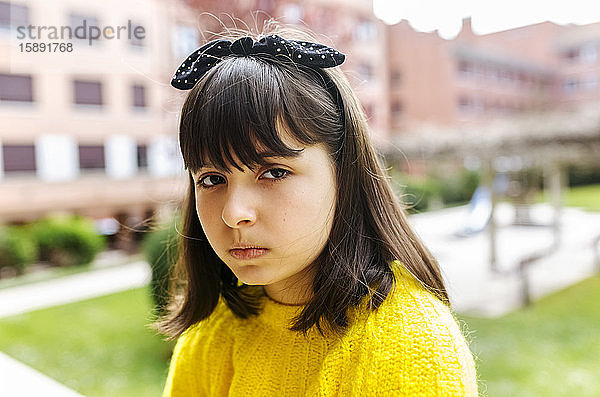 Porträt eines Mädchens mit ernster Mimik