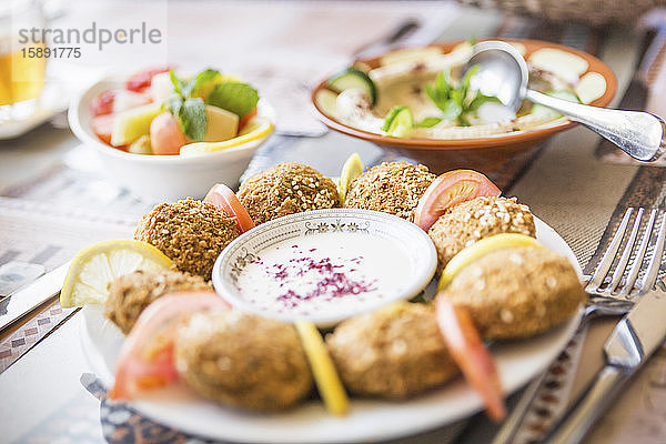 Oman  Teller mit Lebensmitteln aus dem Nahen Osten