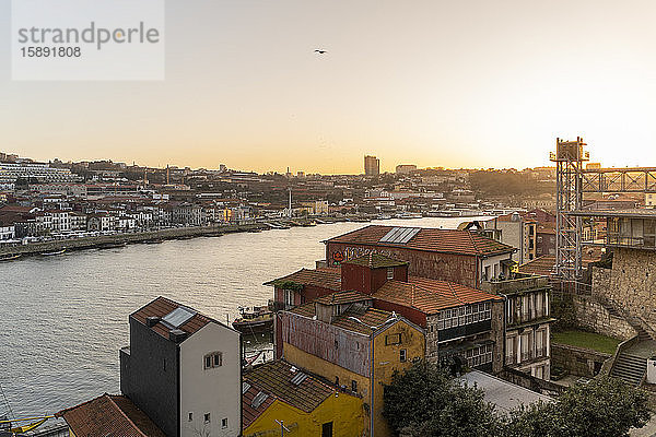 Stadtbild und Sonnenuntergang am Fluss Duoroat  Porto  Portugal
