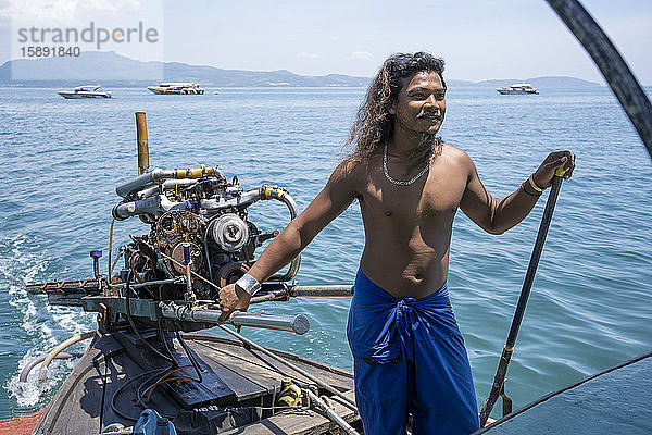 Junger einheimischer Mann auf einer Bootsfahrt  Ko Yao Yai  Thailand