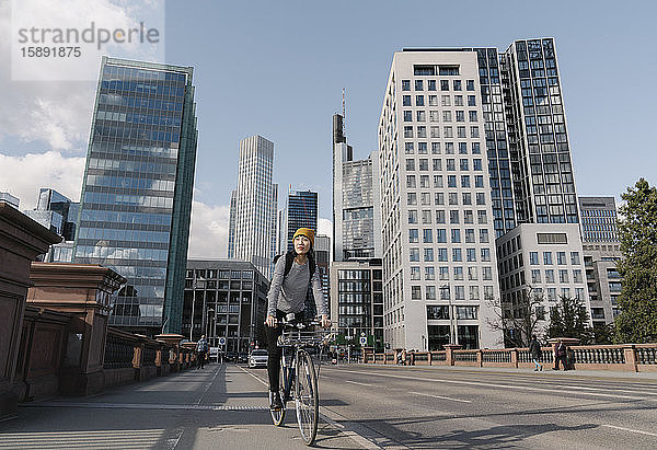 Fahrradfahrende Frau in der Stadt  Frankfurt  Deutschland