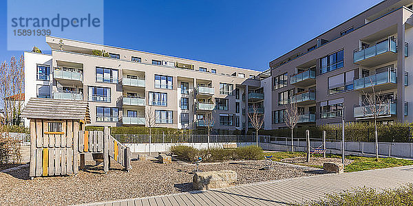 Deutschland  Baden-Württemberg  Ludwigsburg  Leerer Spielplatz in moderner Vorstadt