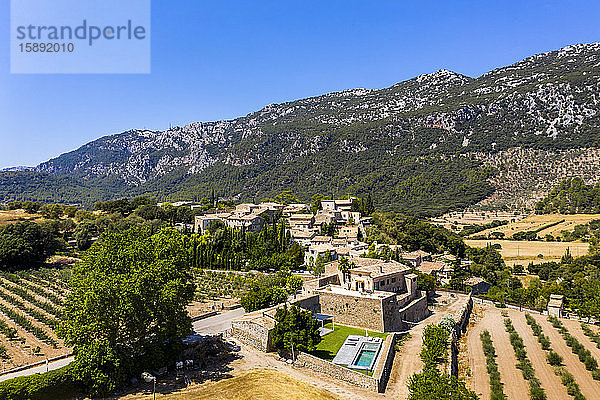 Spanien  Balearen  Alaro  Luftaufnahme des Dorfes in der Serra de Tramuntana