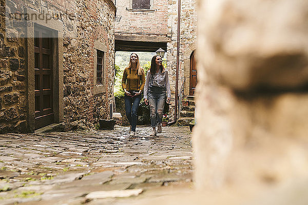 Zwei junge Frauen erkunden malerische Altstadt  Greve in Chianti  Toskana  Italien