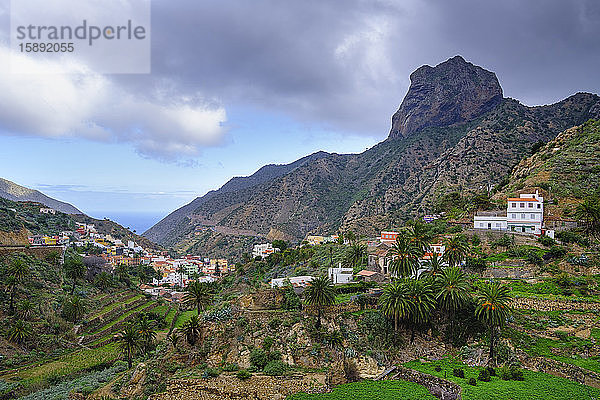 Spanien  Provinz Santa Cruz de Tenerife  Vallehermoso  Felsformation Roque Cano mit Blick auf die Stadt unten