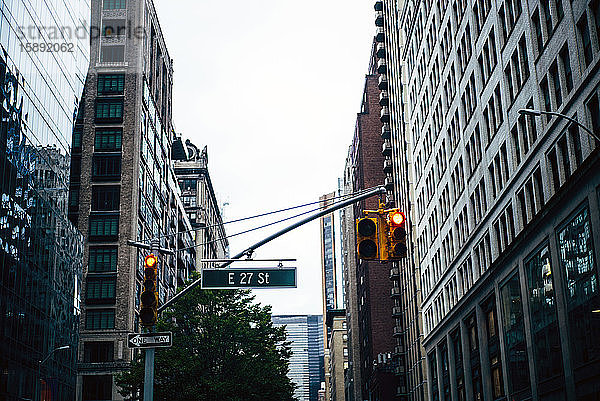 USA  New York City  Ampel an der East 27 Street