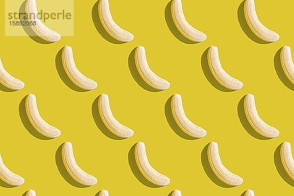 3D-Illustration von geschälten Bananen auf gelbem Hintergrund