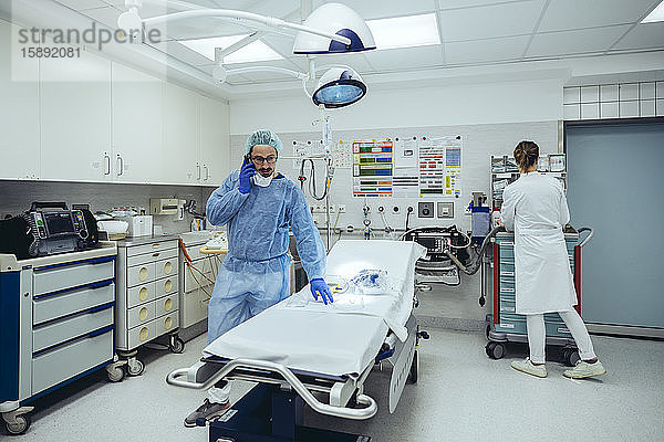Arzt am Telefon in der Notaufnahme eines Krankenhauses