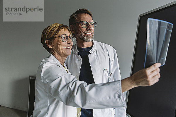 Zwei Ärzte diskutieren über Röntgenbild