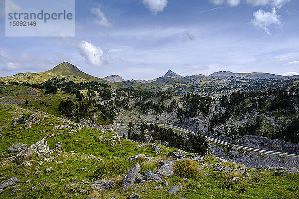 Frankreich  Pyrenäen-Atlantik  Blick auf den Col de la Pierre Saint-Martin-Pass im Sommer