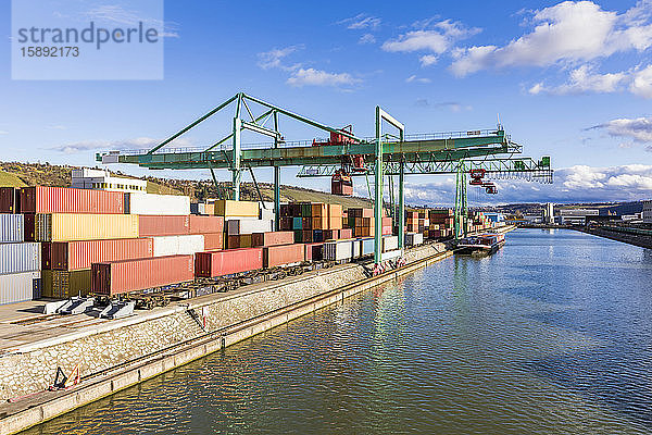 Deutschland  Baden-Württemberg  Stuttgart  Frachtcontainer gestapelt im Handelsdock am Neckarufer