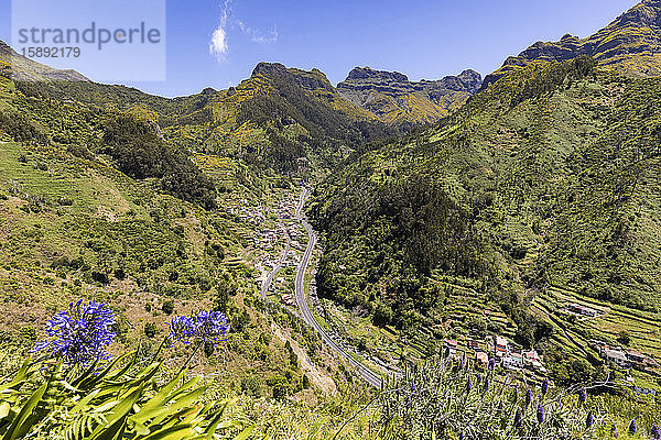 Portugal  Madeira  Serra de Agua  Hochwinkelansicht eines Dorfes im grünen Bergtal