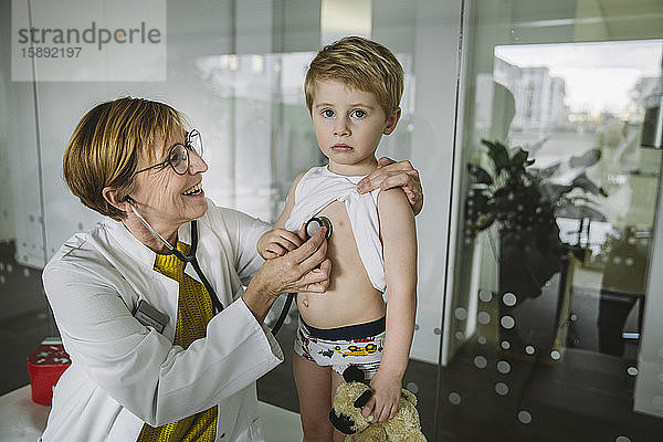 Arzt untersucht Kleinkind Junge mit einem Stethoskop