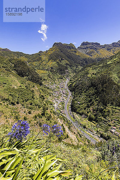 Portugal  Madeira  Serra de Agua  Hochwinkelansicht eines Dorfes im grünen Bergtal