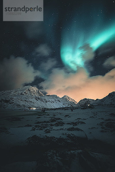 Nordlicht bei Nacht  Lofoten  Norwegen