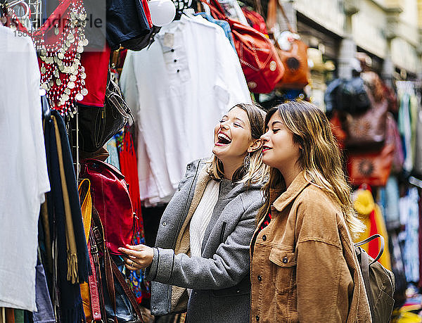 Zwei glückliche junge Frauen beim Einkaufen in der Stadt