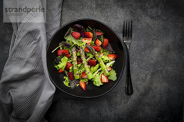 Schale mit vegetarischem Salat mit Kopfsalat  Erdbeeren und Spargel