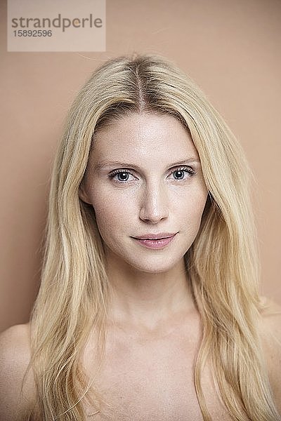 Porträt einer schönen blonden Frau