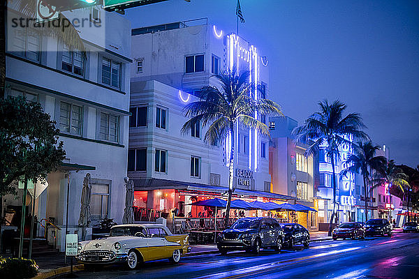 Ocean Drive bei Nacht  Miami  USA