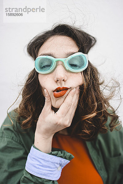 Porträt einer Frau mit Taucherbrille  die mit dem Mund schmollt