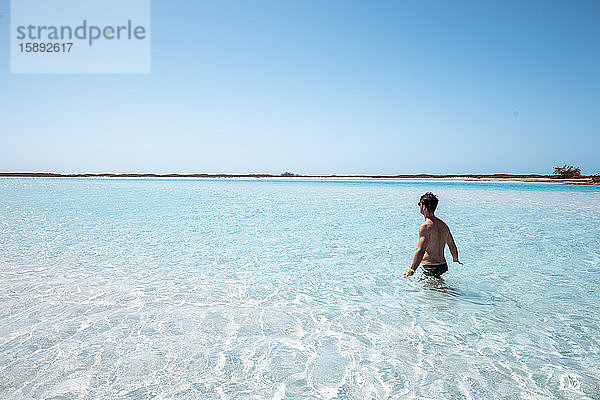 Mann auf dem Weg ins Meer  Bahamas  Karibik