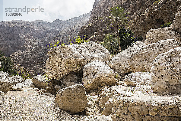 Oman  Ash Sharqiyah Nord Gouvernorat  Felsblöcke im Wadi Shab-Tal