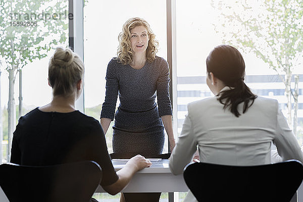 Geschäftsfrauen bei einer Besprechung in einem hellen Büro