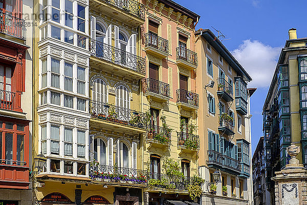 Spanien  Biskaya  Bilbao  Balkone von Wohngebäuden am Done Jakue Plaza
