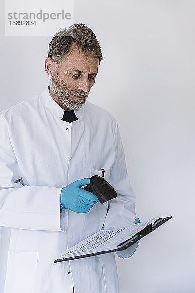 Wissenschaftlerin scannt Formulare im Labor ein