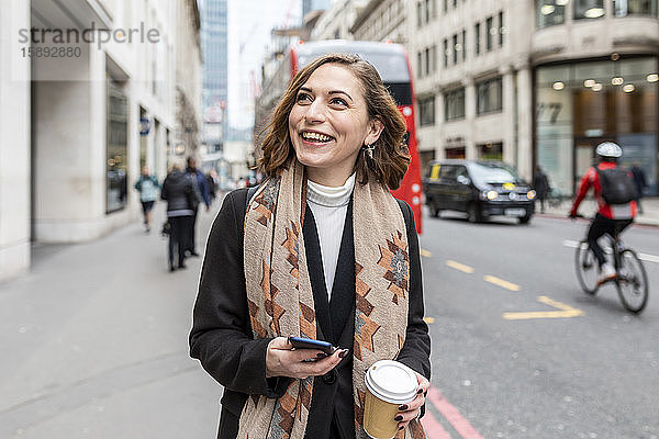 Porträt einer glücklichen Frau in der Stadt  London  UK