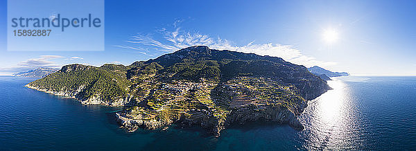 Spanien  Balearen  Banyalbufar  Drohnenpanorama der Küstenstadt im Sommer