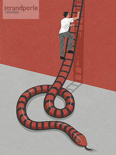 Mann klettert auf eine Leiter und weicht einer Schlange aus