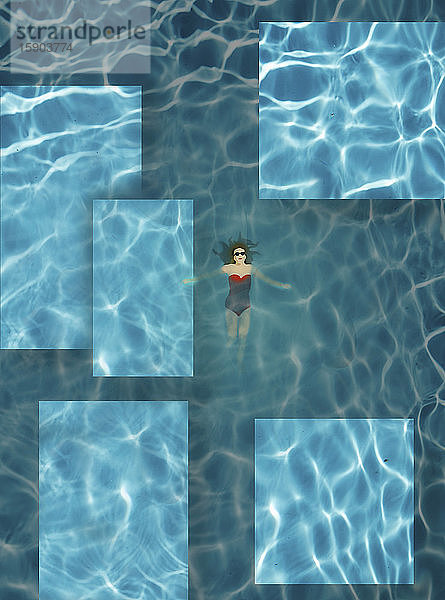 Frau schwimmt im plätschernden Schwimmbad