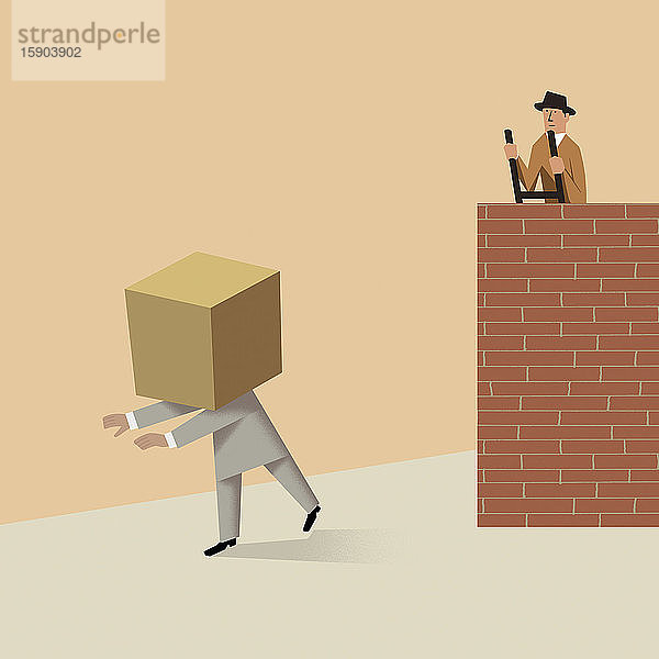 Kontrast zwischen Geschäftsmann mit Kiste auf dem Kopf und Mann  der über die Mauer schaut
