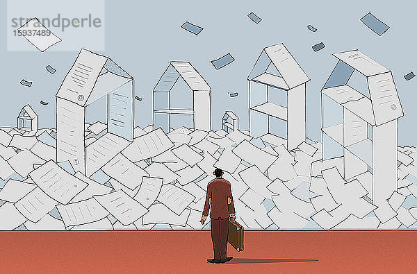 Anwalt für Immobilienrecht betrachtet Papierstapel  die Häuser bilden