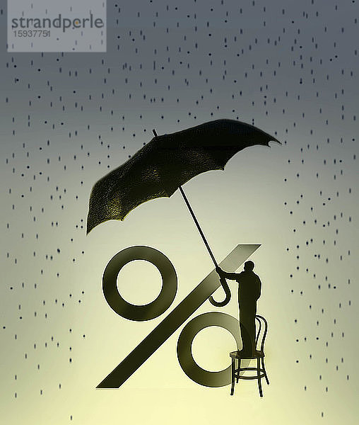 Mann hält Regenschirm über Prozentzeichen