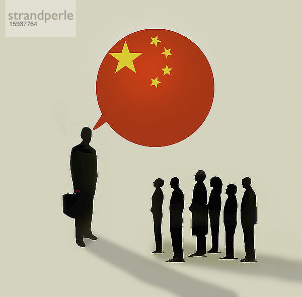 Menschen hören einem größeren Geschäftsmann zu  der mit einer Sprechblase mit chinesischer Flagge spricht