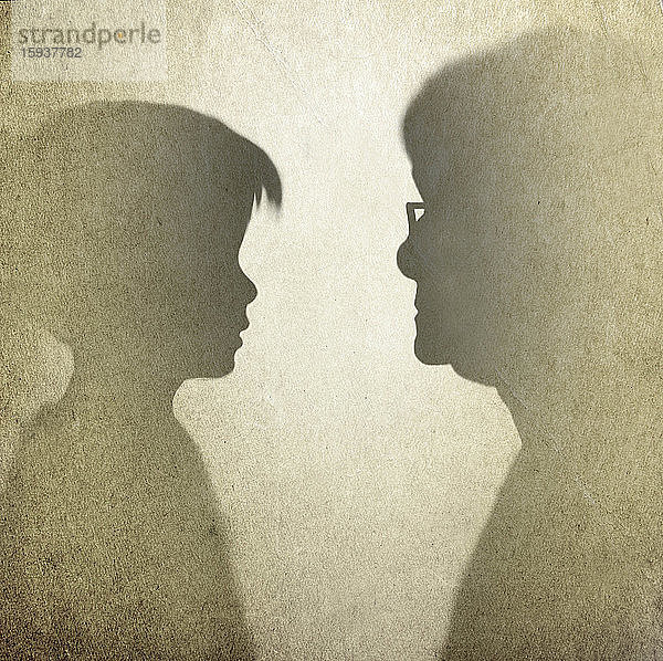 Silhouettenprofile eines jungen Mädchens und einer älteren Frau