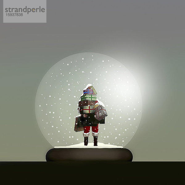 Weihnachtsmann mit einem Stapel Geschenke in einer Schneekugel