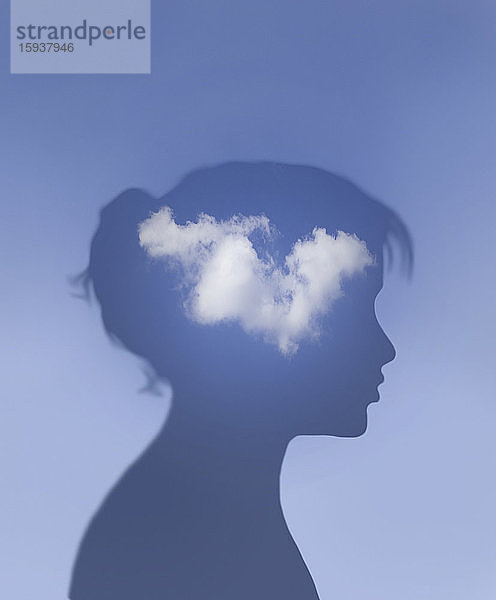 Frau mit weißer Wolke im Inneren des Kopfes